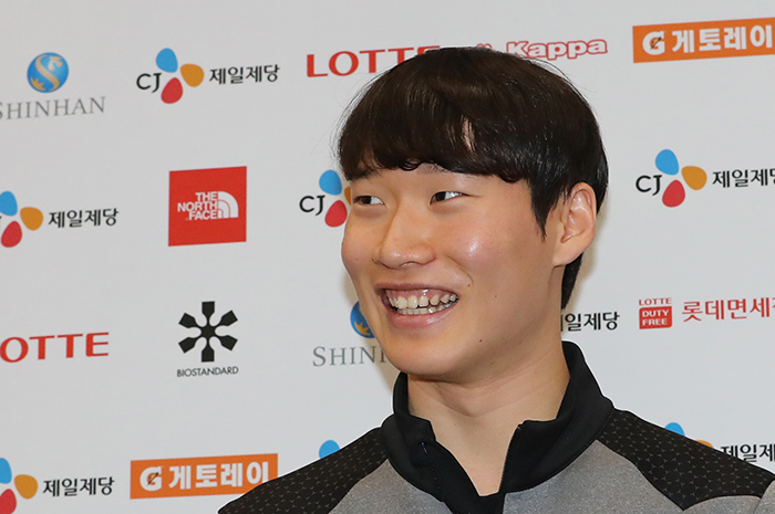 In this file photo taken on Dec. 19, 2016, South Korean snowboarder Lee Sang-ho speaks to reporters at Incheon International Airport.